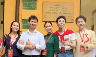 NSND Xuân Bắc cùng 200 nghệ sĩ viếng lăng Bác