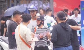 Nhận vé miễn phí tại Nhà hát Lớn xong bán với giá 1-2 triệu đồng