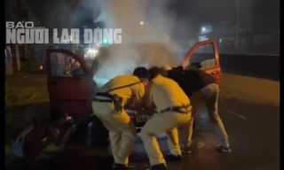 CSGT Tây Ninh cứu đôi nam nữ mắc kẹt trong chiếc ôtô bốc cháy