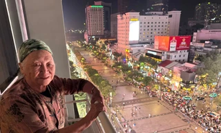 Cụ bà 91 tuổi 'đi bão' mừng đội tuyển U23 Việt Nam vô địch, vui quên lối về