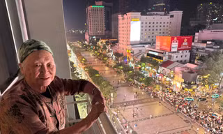 Cụ bà 91 tuổi 'đi bão' mừng đội tuyển U23 Việt Nam vô địch, vui quên lối về