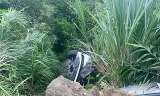 Ô tô chở 2 người lớn, 3 trẻ nhỏ lao xuống vực ở Tam Đảo