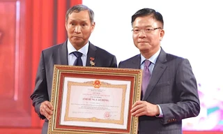 Huấn luyện viên Mai Đức Chung được trao tặng danh hiệu Anh hùng Lao động