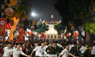 Chiến sĩ hát, nhảy xuyên đêm cho hàng vạn khán giả khu vực Nhà hát Lớn 