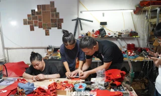 Phụ kiện cờ Tổ quốc 'cháy hàng', nhân công làm việc không ngơi tay