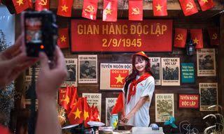 Quán cà phê Hà Nội rực sắc đỏ hút khách tới chụp ảnh nhân dịp 80 năm Quốc khánh