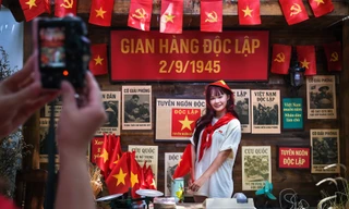 Quán cà phê Hà Nội rực sắc đỏ hút khách tới chụp ảnh nhân dịp 80 năm Quốc khánh