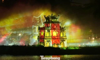 Mãn nhãn màn trình diễn 3D mapping rực sáng mặt nước Hồ Gươm