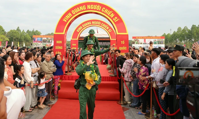 Thanh niên miền Tây lên đường nhập ngũ