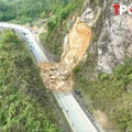 NÓNG 15/12: Vì sao hàng nghìn mét khối đất đổ xuống đường giữa thời tiết đẹp ở Quốc lộ 6?