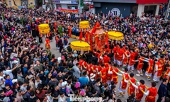 Dòng người đông nghịt xem lễ hội lớn nhất Lạng Sơn