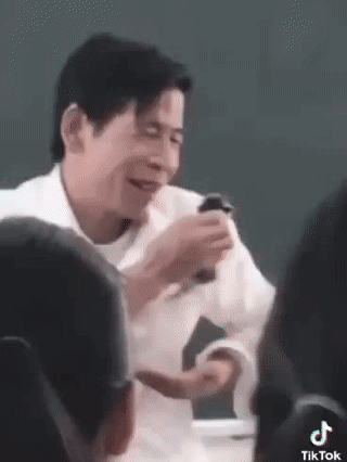 Hành động dễ thương "cưng xỉu" của thầy giáo ngay trên bục giảng. Hành động dễ thương "cưng xỉu" của thầy giáo ngay trên bục giảng.