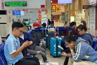 Hành khách vật vờ tại ga Sài Gòn sau sự cố sà lan tông cầu Ghềnh