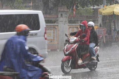 Mưa trái mùa trút ào ào, người đi đường TPHCM không kịp trở tay