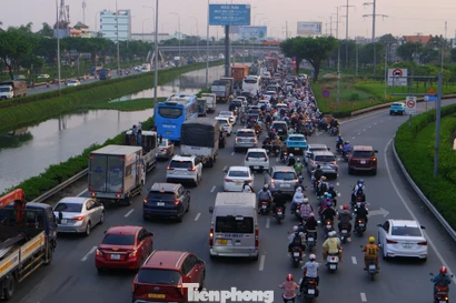 Chiều cuối năm, cửa ngõ TPHCM ken đặc người xe về quê nghỉ Tết Dương lịch