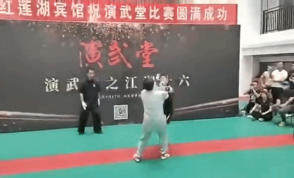 Từ Hiểu Đông và Mã Bảo Quốc chuẩn bị cho trận đấu hồi tháng 6 năm 2017 trước khi cảnh sát ập đến.