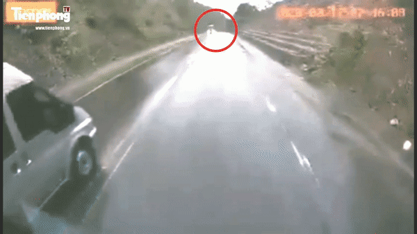 Khoảnh khắc cú va chạm kinh hoàng (ảnh cắt từ clip)