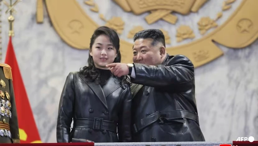 Con gái Kim Jong Un xuất hiện nổi bật trong lễ duyệt binh, củng cố nghi vấn kế nhiệm