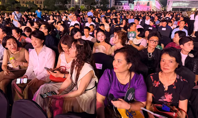 Chật kín người tới xem chung khảo Hoa hậu Việt Nam 2026