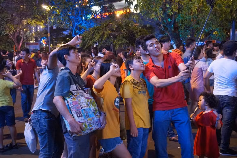 Giới trẻ "tự sướng" trước giờ bắn pháo hoa chào năm mới 2018