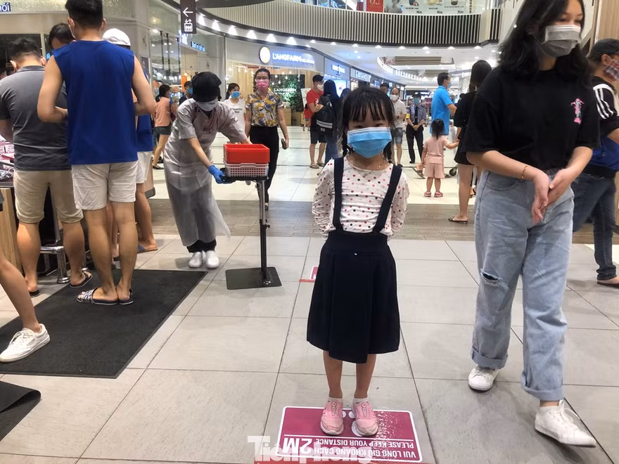 Khẩu trang, rửa tay, đứng giãn cách... là cách phòng dịch COVID-19