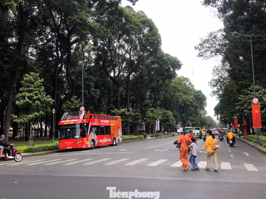 Nhiều tuyến phố tại khu vực trung tâm TPHCM trở nên vắng vẻ trong ngày đầu năm mới 2021