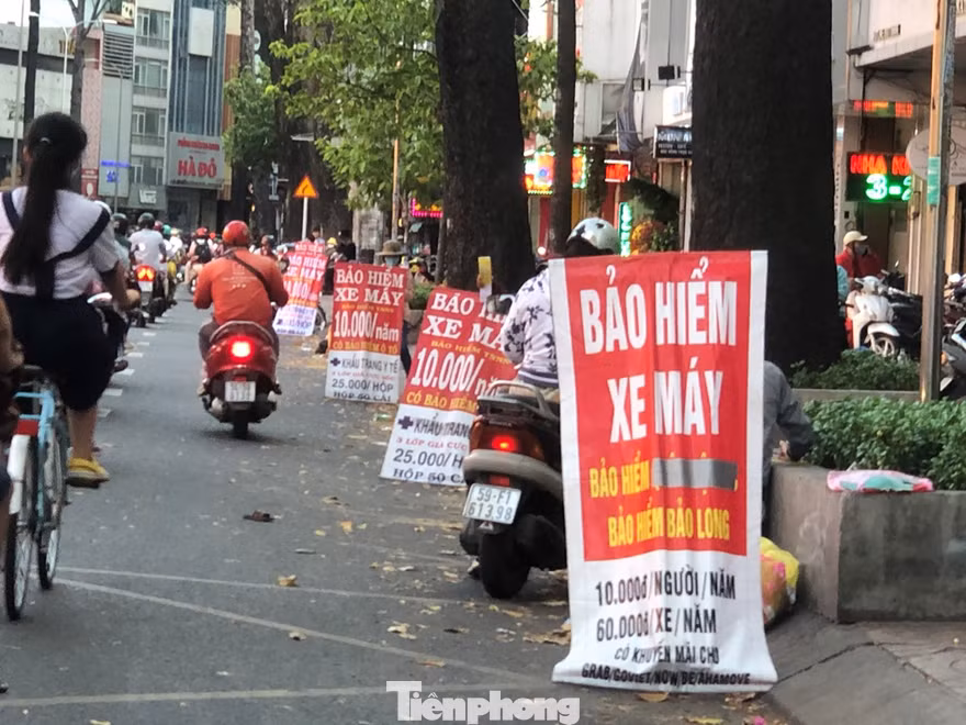 Bảo hiểm xe máy vỉa hè "siêu rẻ" bán trên nhiều tuyến đường Sài Gòn