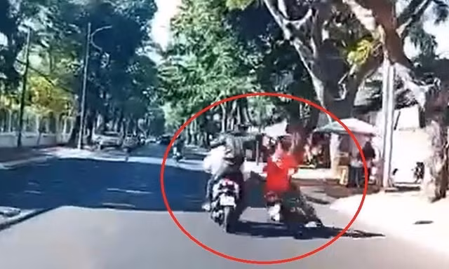 Xác minh clip nam thanh niên đang chạy xe bị tấn công bằng mũ bảo hiểm