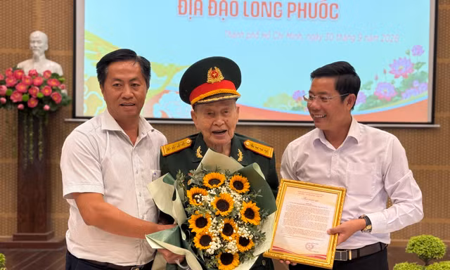 Đại tá Tư Cang tặng hai khẩu súng kỷ vật chiến tranh cho Bảo tàng