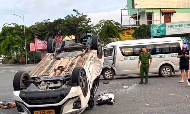 Xe 16 chỗ tông taxi 'lấm lưng trắng bụng', nhiều người bị thương, có trẻ em