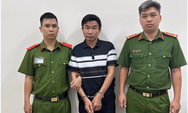 Khởi tố người đàn ông đánh shipper chảy máu mũi ở TPHCM