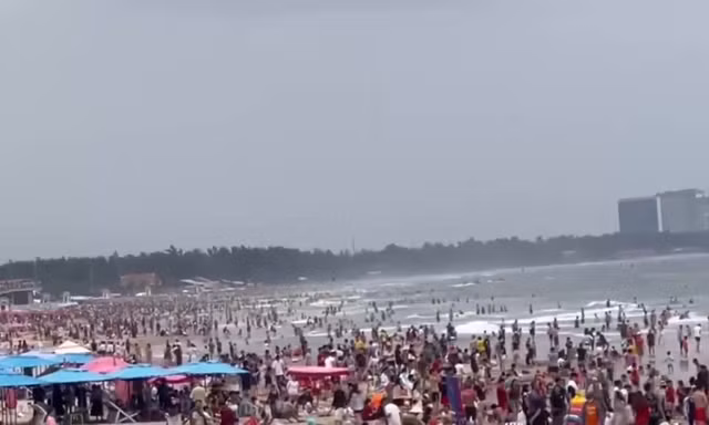 Bãi biển Vũng Tàu đông nghịt 