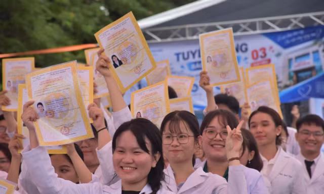 Bác sĩ trẻ ở TPHCM tình nguyện về trạm y tế xa trung tâm 