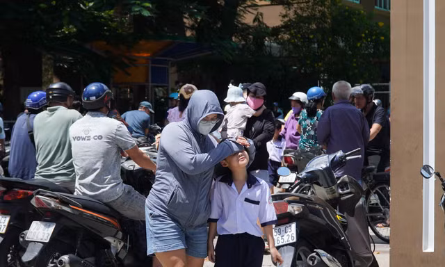 Tất tả 'xoay ca' đưa đón con vì trường chưa tổ chức bán trú