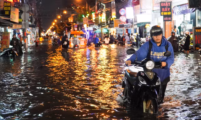 Mưa kèm triều cường ở TPHCM: Sáng đi làm ướt sũng, tối về bì bõm lội
