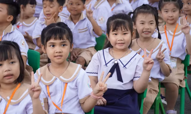 Ngôi trường 3 cấp đón những học sinh đầu tiên trong ngày khai giảng