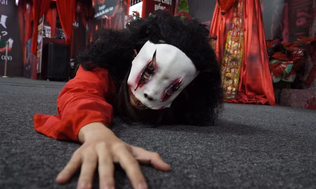 Giới trẻ TPHCM hào hứng trải nghiệm 'nhà ma' dịp Halloween
