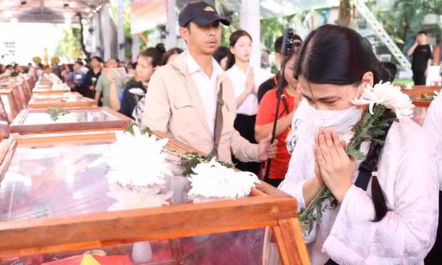 Những khoảnh khắc lắng đọng ngày tiễn đưa 731 liệt sĩ về an nghỉ bên đồng đội