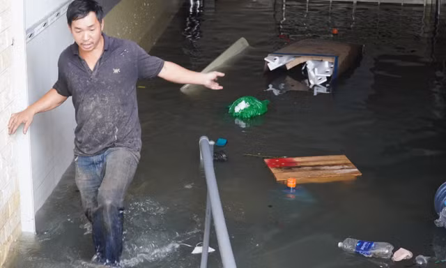 Hầm khu biệt thự ở TPHCM ngập sâu: 'Ai ngờ nước dữ dằn đến thế'