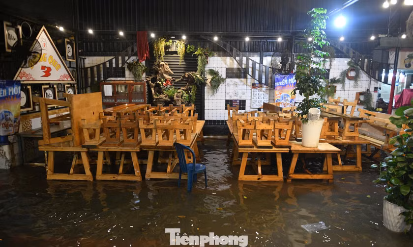 Hàng quán TPHCM đóng cửa vì mưa lớn, đường ngập sâu