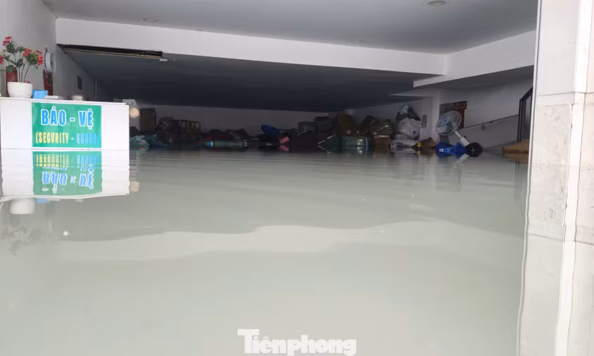 Tầng hầm biệt thự, ngân hàng ở TPHCM ngập sâu, nhiều tài sản ngâm trong nước