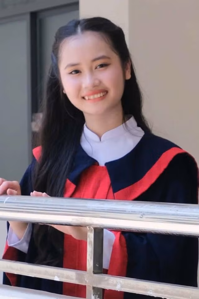 SAT 1.480, IELTS 7.5, 100/100 điểm xét tuyển chứng chỉ quốc tế, nữ sinh Quảng Trị trở thành thủ khoa UEL