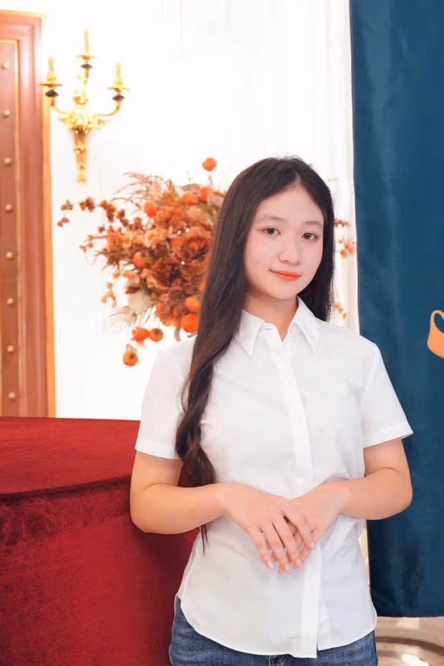 Nữ sinh trường chuyên đạt IELTS 7.5, chinh phục SAT 1500 sau 7 lần thi, trở thành thủ khoa đầu vào UEB
