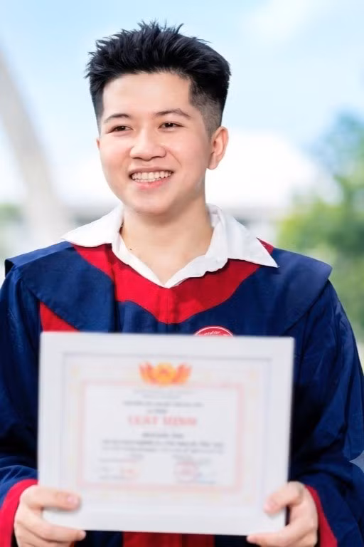 Thủ khoa Bách khoa công bố nghiên cứu tại hai hội nghị AI hàng đầu thế giới