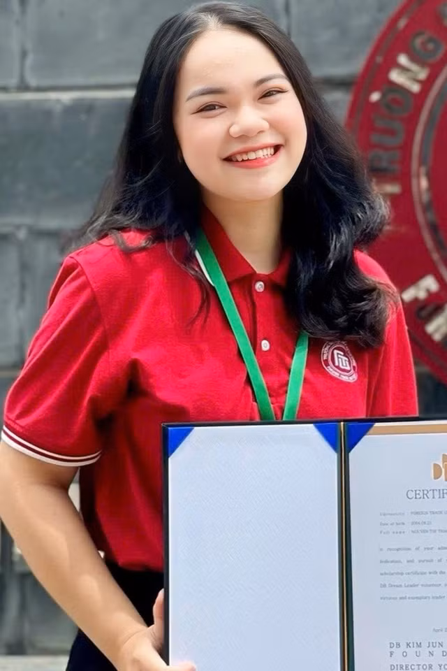 Nữ sinh Ngoại thương nhận học bổng toàn phần thạc sĩ tại Tây Ban Nha 