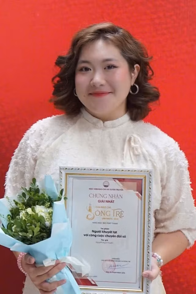 Từ 'tân binh phòng thu' đến giải Nhất Báo chí 'Sóng Trẻ': Hành trình 'chín nghề' của cô sinh viên AJC
