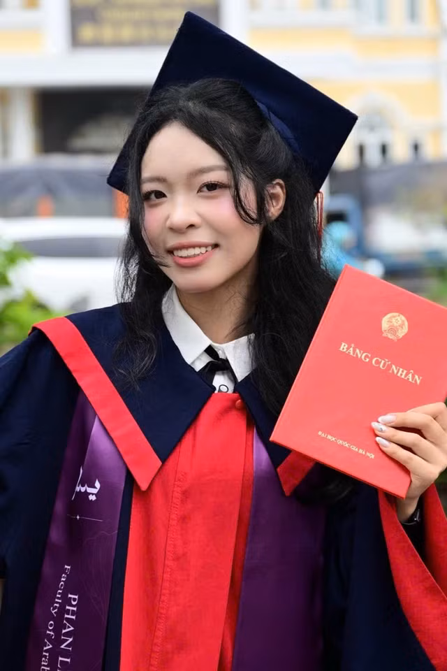 Nữ sinh học tiếng Ả Rập tốt nghiệp thủ khoa, được giữ lại làm giảng viên 