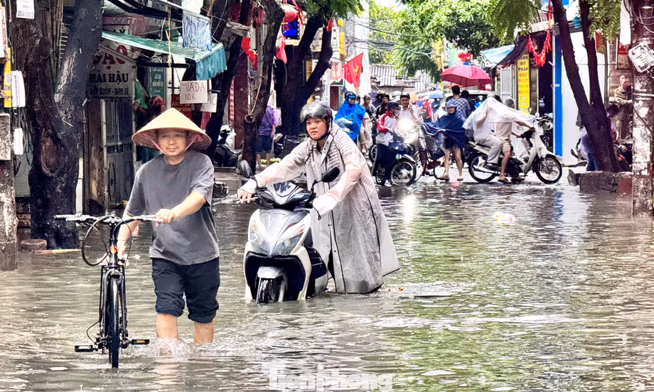 Mưa lớn suốt đêm, nhiều tuyến phố Hà Nội ngập trong giờ cao điểm