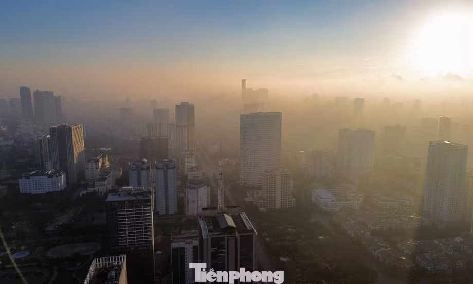 Cao ốc nổi giữa biển mây Hà Nội lúc sáng sớm