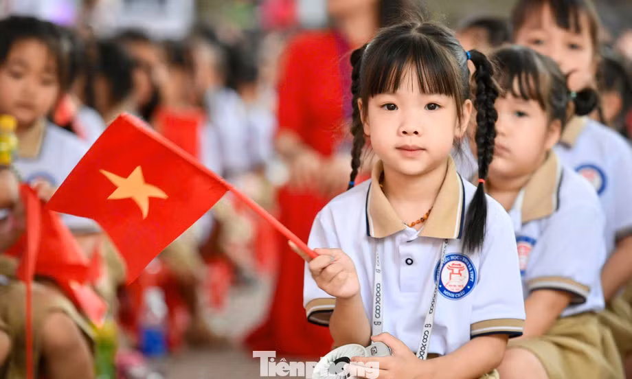 Khai giảng ở xã đảo duy nhất Hà Nội, học sinh không còn phải qua sông đến trường